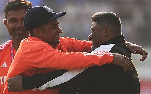சர்ஃபராஸ் கான் அவரது தந்தையை கட்டியணைக்கும் காட்சி.