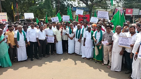 தஞ்சாவூர் பனகல் கட்டடம் அருகே எஸ்.கே. ஹல்தரின் உருவபொம்மையை எரித்த காவிரி உரிமை மீட்புக் குழுவினர்.