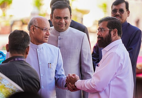 மகாராஷ்டிர சட்டப்பேரவையில் ஆளுநருடன் முதல்வர் ஏக்நாத் ஷிண்டே