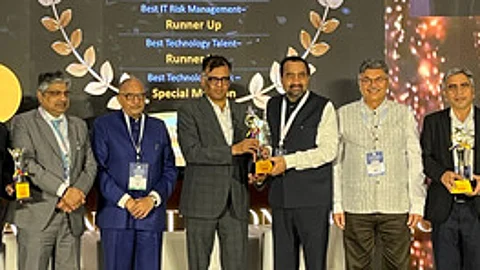 சிறந்த சேவைகள் அளித்ததற்காக பல்வேறு பிரிவுகளின் வழங்கப்பட்ட விருதுகளை ரிசர்வ் வங்கி துணை ஆளுநர் டி.ரபிசங்கரிடம் இருந்து பெற்றுக் கொண்ட சிட்டி யூனியன் வங்கியின் மேலாண் இயக்குநர் மற்றும் தலைமை செயல் அதிகாரி என்.காமகோடி.