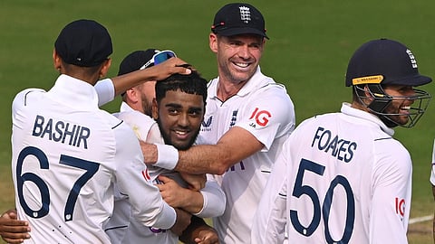 டெஸ்ட் தொடரிலிருந்து விலகிய இங்கிலாந்து சுழற்பந்துவீச்சாளர்!