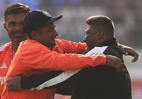 தந்தையை கட்டியணைக்கும் சர்ஃபராஸ் கான்