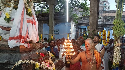 கொடி மரத்திற்கு மகா தீபாரதனை நடத்தப்பட்டது.