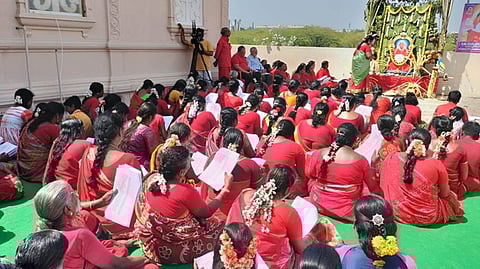 சிதம்பரம் சித்தர் பீடத்தில் நடைபெற்ற கோடி அர்ச்சனையில் பங்கேற்ற பெண்கள்.