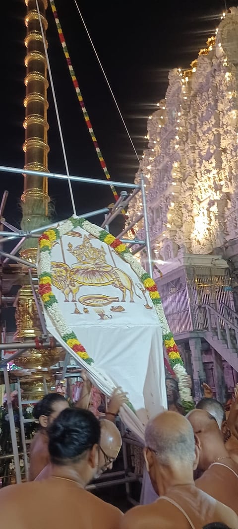 காஞ்சிபுரம் காமாட்சி அம்மன் கோயிலில்  வருடாந்திர பிரமோற்சவத்தையொட்டி வியாழக்கிழமை ஸ்தானீகர்கள் கொடிமரத்தில் திருவிழாக்கொடியினை ஏற்றினார்கள்.