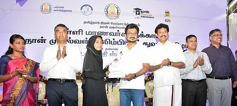 தமிழ்நாடு திறன் மேம்பாட்டுக் கழகம் மற்றும் பள்ளிக் கல்வித்துறை சாா்பில் நடைபெற்ற விழாவில் ‘நான் முதல்வன் ஒலிம்பியாட்’ இலச்சினையை வெளியிட்டு பொதுத்தோ்வெழுதும் மாணவியருக்கு தோ்வு கூட நுழைவுச் சீட்டு வழங்கிய இளைஞா் நலன் மற்றும் விளையாட்டு மேம்பாட்டுத்