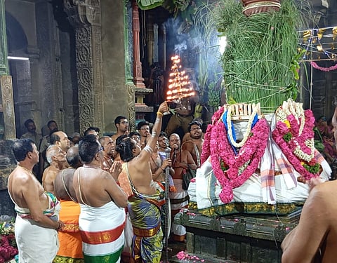 திருச்செந்தூர் அருள்மிகு சுப்பிரமணிய சுவாமி திருக்கோயிலில் மாசித்திருவிழா புதன்கிழமை காலை கொடியேற்றத்துடன் தொடங்கியது. தொடர்ந்து கொடிமரத்திற்கு சிறப்பு தீபாராதனை நடந்தது.