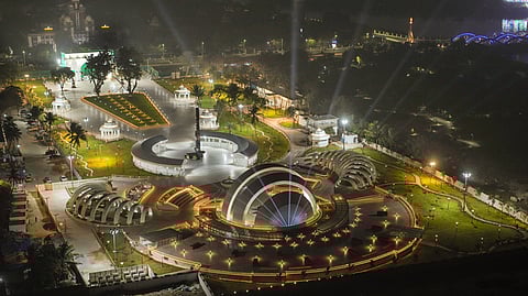 சென்னை மெரீனாவில் திங்கள்கிழமை திறக்கப்படவுள்ள முன்னாள் முதல்வா் கருணாநிதி நினைவிடத்தின் எழில்மிகு தோற்றம்