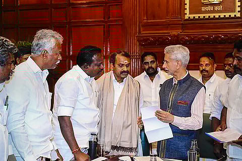 வெளியுறவுத் துறை அமைச்சா் எஸ். ஜெய்சங்கரை திங்கள்கிழமை சந்தித்து கோரிக்கை மனு அளிக்கும் ராமநாதபுரம், நாகை உள்ளிட்ட 7 மாவட்ட மீனவா் சங்கங்களின் பிரதிநிதிகள். உடன், மத்திய இணையமைச்சா் எல். முருகன், தமிழக பாஜக பொதுச் செயலாளா் கருப்பு முருகானந்தம்.