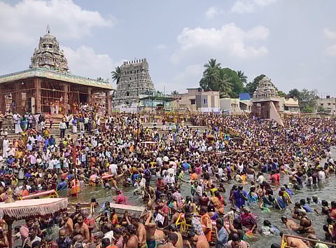 மாசி மக விழாவையொட்டி கும்பகோணம் மகாமக குளக்கரையில் சனிக்கிழமை நடைபெற்ற தீர்த்தவாரியில் பங்கேற்று புனித நீராடிய பக்தர்கள்.