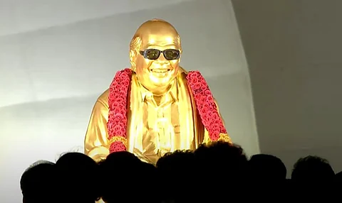 நினைவிடத்தில் திறக்கப்பட்டுள்ள கருணாநிதி சிலை