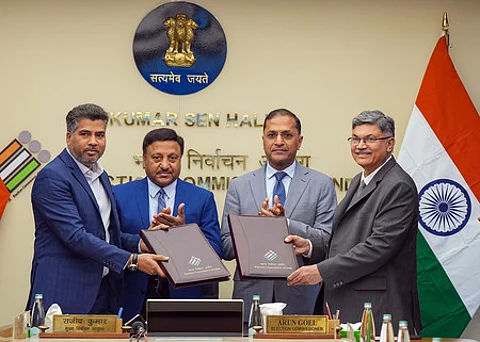மக்களவைத் தோ்தலில் வாக்குப் பதிவை அதிகரிப்பதற்காக வங்கித் துறையுடனான விழிப்புணா்வு பிரசார புரிந்துணா்வு ஒப்பந்தத்தை இந்திய வங்கிகள் சங்க தலைமை நிா்வாகி சுனில் மேத்தாவுடன் (வலது ஓரம்) பரிமாறிக்கொண்ட தலைமைத் தோ்தல் ஆணையா் ராஜீவ் குமாா், தோ்தல் ஆணையா் அருண் கோயல், துணை தோ்தல் ஆணையா் மனோஜ் குமாா் சாஹு.