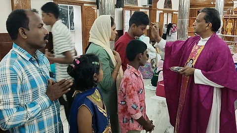 இறைமக்கள் நெற்றியில் சாம்பலால் திருச்சிலுவை அடையாளம் வரையப்பட்டது.