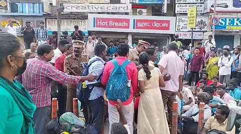 சென்னை கோடம்பாக்கம் மேம்பாலத்தின் மீது சாலைமறியலில் ஈடுபட்ட பார்வையற்ற மாற்றுத்திறனாளிகள்.