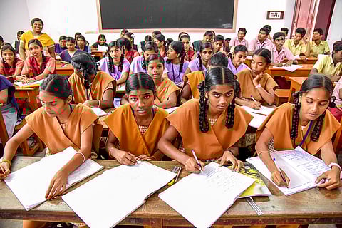 மூளைகளின் இணையதளம் மொழி