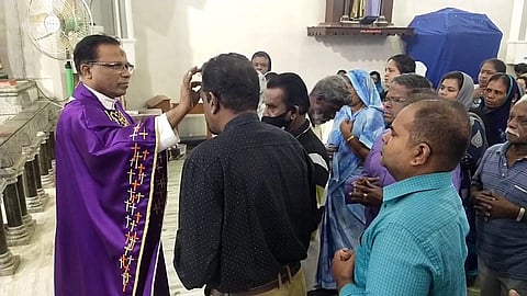 தூத்துக்குடி தூய பனிமயமாதா பேராலயத்தில் நடைபெற்ற சாம்பல் புதன் திருப்பலியில் பங்கேற்ற இறைமக்களுக்கு சாம்பலால் சிலுவை அடையாளத்தை நெற்றியில் பூசுகிறார் ஆலய பங்குத்தந்தை குமார் ராஜா.