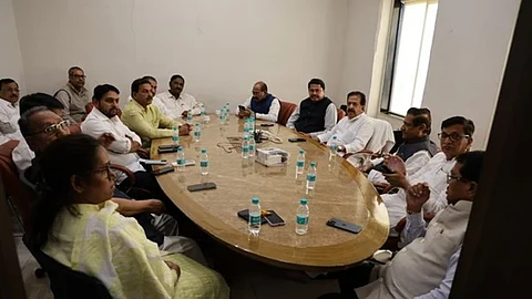 அவசர ஆலோசனைக் கூட்டத்தில் பங்கேற்றுள்ள காங்கிரஸ் பிரமுகர்கள்