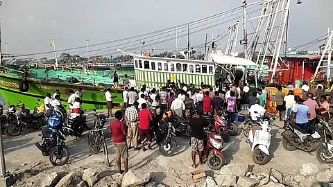 தமிழக எல்லைக்குள் நுழைந்ததாக கேரள விசைப்படகுகள் சிறைபிடிப்பு!