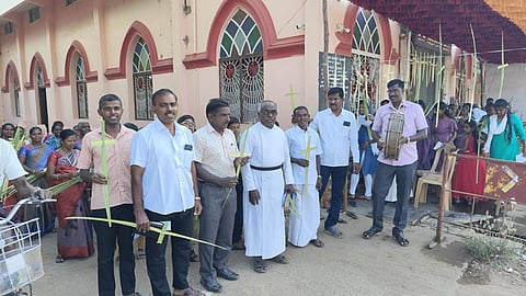 ஆலங்குளத்தில் குருத்தோலை பவனி!