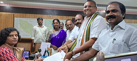 சிவகங்கையில் அதிமுக, காங்கிரஸ் வேட்பாளர்கள் வேட்பு மனுத் தாக்கல்