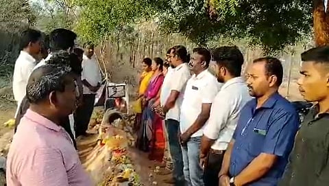 தந்தை சமாதியில் வேட்புமனுவை வைத்து உறுதிமொழி ஏற்ற வீரப்பனின் மகள்