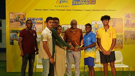 விருது பெற்றவா்களுடன் சிஎஸ்கே வீரா் ரச்சின் ரவீந்திரா, சிஇஓ கே.எஸ். விஸ்வநாதன்