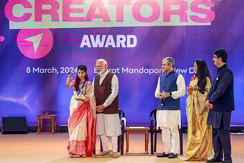 தேசிய படைப்பாளா்கள் விருது அளிக்கும் விழா மேடையில் பிரதமா் மோடியுடன் தற்படம் எடுத்துக் கொண்ட சிறந்த கலாசார தூதா் விருது பெற்ற மைதிலி தாக்குா்.