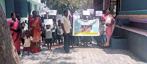 பால்குளம் ஊராட்சி ஒன்றிய தொடக்கப் பள்ளியில் செவ்வாய்க்கிழமை நடைபெற்ற மாணவா் சோ்க்கை விழிப்புணா்வுப் பேரணி.