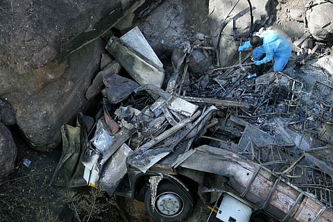 தென்னாப்ரிக்கா பேருந்து விபத்தில் 45 பேர் பலி - புகைப்படங்கள்