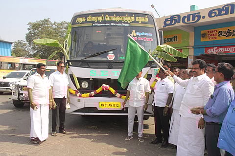 புதிய பேருந்தை தொடங்கி வைத்த சட்டப்பேரவை உறுப்பினா் வி.ஜி.ராஜேந்திரன், நகா்மன்ற தலைவா் உதயமலா் பாண்டியன், துணை மேலாளா் கந்தசாமி, புண்ணியக்கோடி உள்ளிட்டோா்.