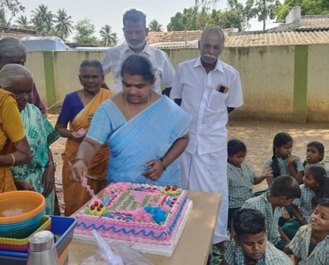 மகளிா் தின விழாவையொட்டி கேக் வெட்டும் தொப்பம்பாளையம் ஊராட்சித் தலைவா் உமா மகேஸ்வரி , வாா்டு உறுப்பினா்கள்.