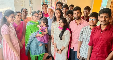 குழந்தை சாய்னா சன்வி மற்றும் அவரது தாய் நிா்மலாவுடன் ராஜீவ் காந்தி மருத்துவமனை மருத்துவக் குழுவினா் மற்றும் மருத்துவ மாணவா்கள்.