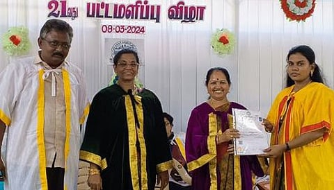 துவாக்குடியில் உள்ள அரசு கலைக் கல்லூரியில் வெள்ளிக்கிழமை நடைபெற்ற பட்டமளிப்பு விழாவில், மாணவி ஒருவருக்கு பட்டம் வழங்கிய தந்தை பெரியாா் அரசு கல்லூரி முதல்வா் பு.சு. விஜயலட்சுமி. உடன் கல்லூரியின் சமூகப் பணி துறைத் தலைவா் டேவிட் லிவிங்ஸ்ட