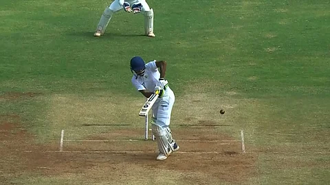 விதர்பா அணியின் கேப்டன் கேப்டன் அக்ஷய் வத்கா்