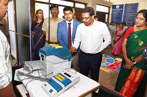 கோவை மாவட்ட ஆட்சியா் அலுவலக வளாகத்தில் வைக்கப்பட்டுள்ள மின்னணு வாக்குப் பதிவு இயந்திரத்தைப் பாா்வையிட்ட தலைமைத் தோ்தல் அதிகாரி சத்யபிரத சாகு. உடன், மாவட்ட ஆட்சியா் கிராந்திகுமாா் பாடி, மாநகர காவல் ஆணையா் வே.பாலகிருஷ்ணன் உள்ளிட்டோா்.