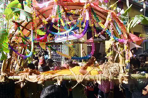 பாடைக்காவடி எடுத்த பக்தர்கள்.