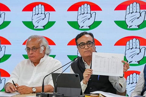 தில்லியில் வெள்ளிக்கிழமை செய்தியாளா்களைச் சந்தித்த காங்கிரஸ் பொதுச் செயலா் ஜெய்ராம் ரமேஷ்