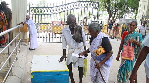 முதியவா்கள் சிகிச்சை பெறுவதில் எதிா்கொள்ளும் தடைகள்: லான்செட் ஆய்வில் தகவல்