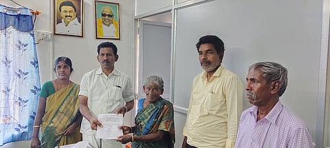 மழையால் பாதிக்கப்பட்ட
185 குடும்பங்களுக்கு வீடுகள் கட்ட ஆணைகள்