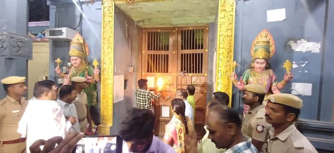 விழுப்புரம் வருவாய்க் கோட்டாட்சியர் காஜா சாகுல் ஹமீது முன்னிலையில் வெள்ளிக்கிழமை காலை வருவாய் ஆய்வாளர் கோயில் சீலை அகற்றினார்.