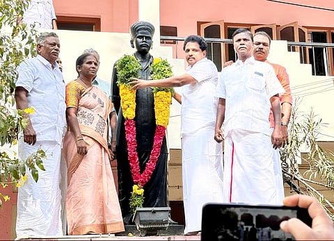 தியாகி பாலு சிலைக்கு மாலை அணிவித்த மதுரை மக்களவைத் தொகுதி வேட்பாளர் சு.வெங்கடேசன்.