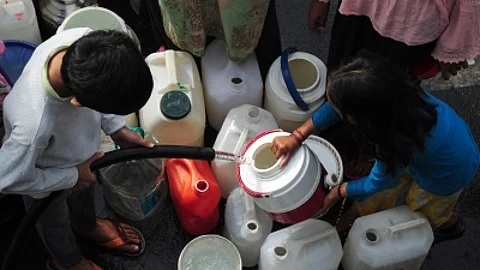 குடிநீரை வீணடித்தால் ரூ.2000 அபராதம்: தில்லி அரசு!