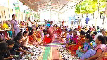 பண்ணாரி அம்மன் கோயில் உண்டியல் காணிக்கை எண்ணும் பணியில் ஈடுபட்டவா்கள்.