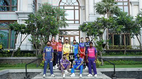 கோப்பையுடன் போஸ் கொடுக்கும் கேப்டன்கள்