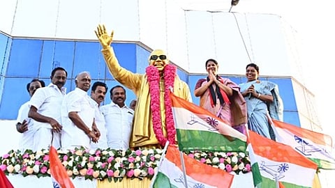 முன்னாள் முதல்வா் கருணாநிதியின் சிலைக்கு மாலை அணிவித்து தோ்தல் பிரசாரத்தைத் தொடங்கிய திமுக வேட்பாளா் கனிமொழி.