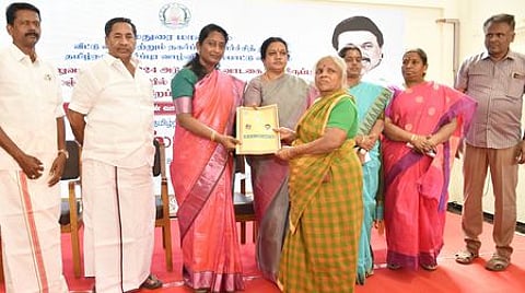 மதுரையில் 320 குடியிருப்புகள்
பயனாளிகளிடம் ஒப்படைப்பு