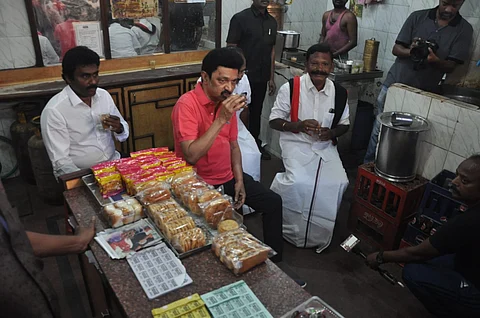 சேலம் கடைவீதியில் சனிக்கிழமை வாக்கு சேகரிப்பின் போது தேநீர் கடையில் டீ அருந்தும் முதல்வர் மு க ஸ்டாலின்.