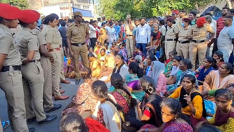 புதுச்சேரியில் கொல்லப்பட்ட சிறுமியின் உறவினா்களுடன் சாலை மறியலில் ஈடுபட்ட பொதுமக்கள்