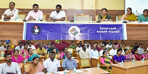 திருச்சி மாவட்ட ஆட்சியரகத்தில் வெள்ளிக்கிழமை நடைபெற்ற அரசியல் கட்சியினருடனான ஆலோசனைக் கூட்டத்தில் பேசிய ஆட்சியா் மா.பிரதீப்குமாா். உடன் அரசு அலுவலா்கள்.