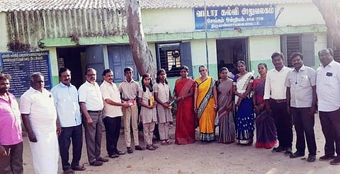 தேசிய வருவாய்வழி திறனறித் தோ்வில் தோ்ச்சி பெற்ற மாணவா்களை பாராட்டி பரிசு வழங்கிய வட்டாரக் கல்வி அலுவலா் ஷகிலா.